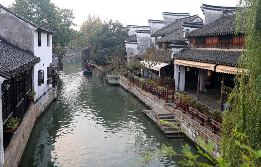 古怪巫师逃离村庄